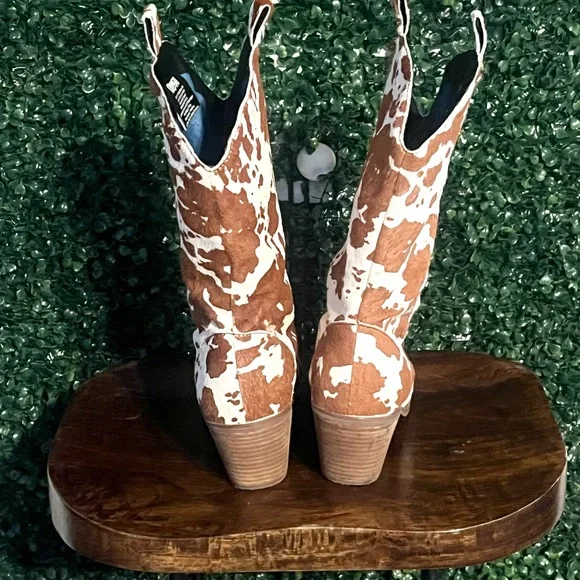 Dingo Brown and White Heeled Boots - Picture 2 of 3